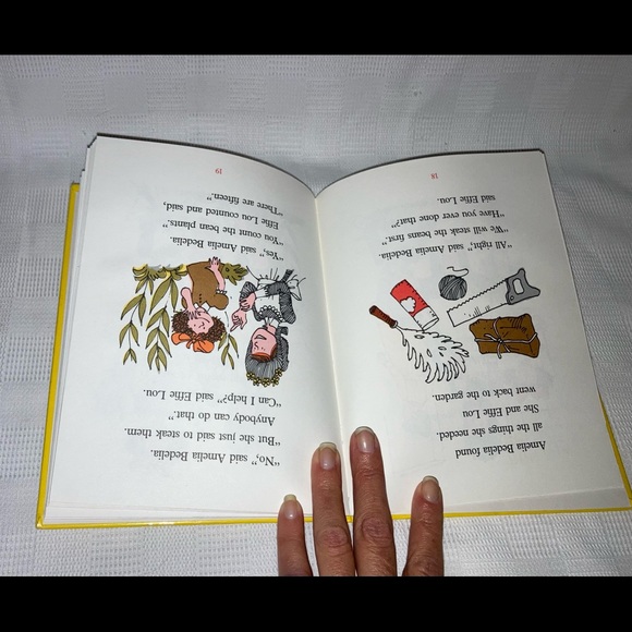 'Amelia Bedelia Helps Out' (MISPRINT BOOK) - Picture 5 of 9